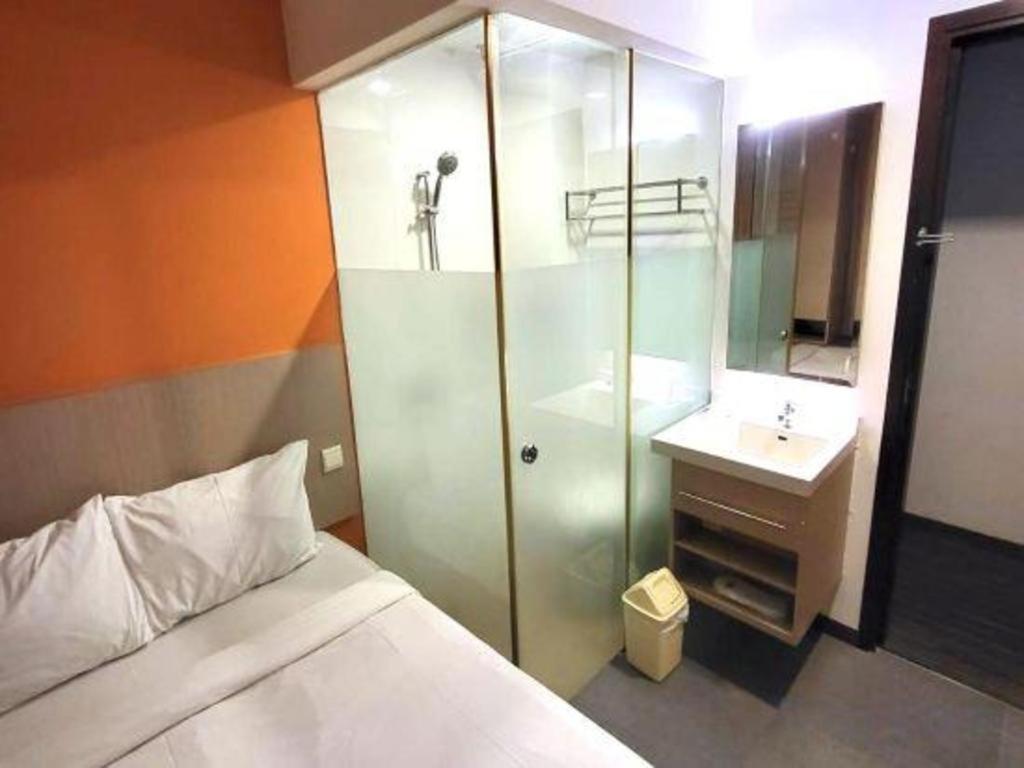 Reddoorz Premium @ Balestier Hotel Singapore Exterior photo