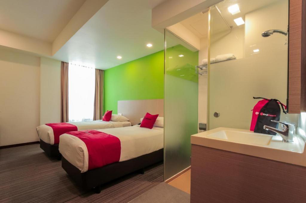 Reddoorz Premium @ Balestier Hotel Singapore Exterior photo