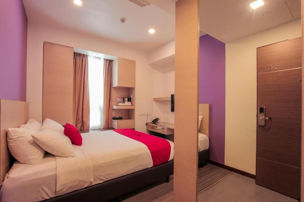 Reddoorz Premium @ Balestier Hotel Singapore Exterior photo