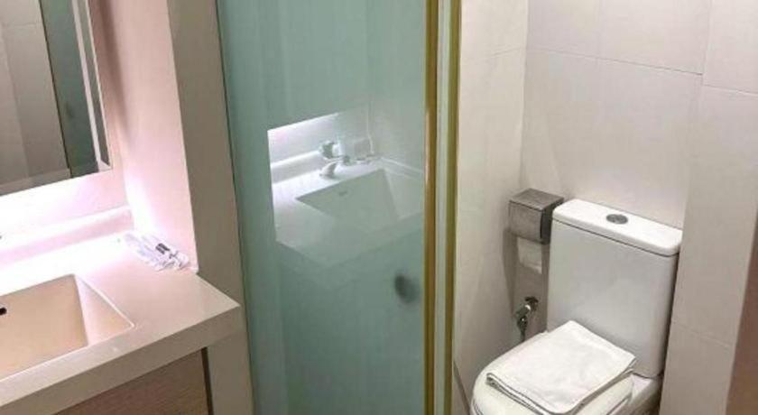 Reddoorz Premium @ Balestier Hotel Singapore Exterior photo